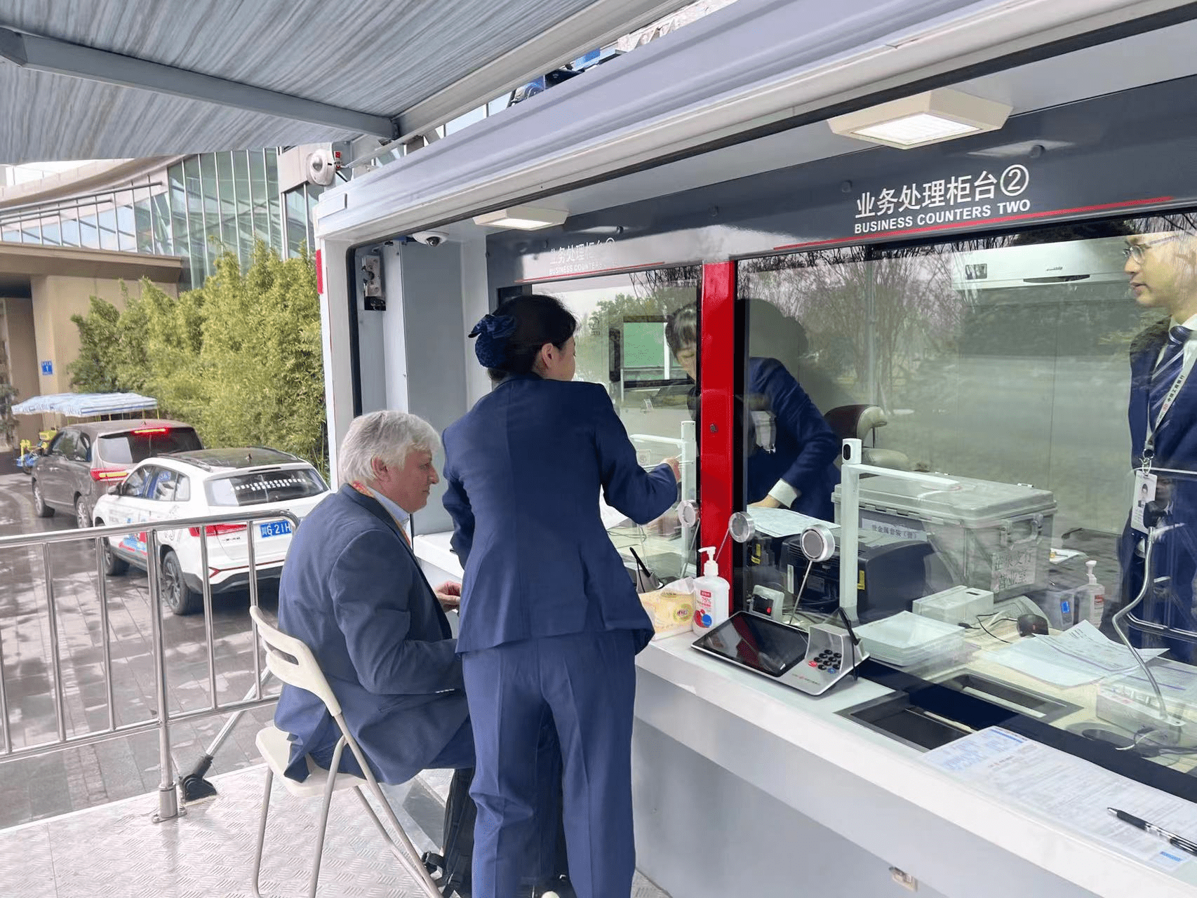 工商银行为春季代表团提供上门金融服务<strong></p>
<p>钞外汇</strong>，获得国际大体联好评