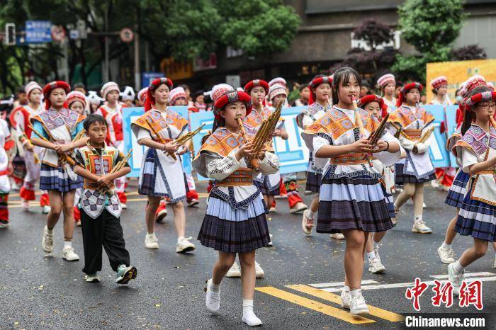 贵州贵阳举行民族巡游大联欢