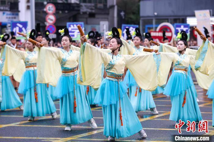 贵州贵阳举行民族巡游大联欢