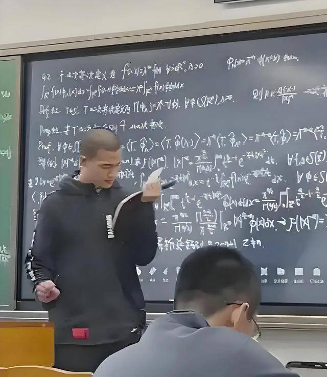 韦东奕上课照片走红<strong></p>
<p>币安币</strong>，新发型吸睛，网友：板书真漂亮，可惜看不懂