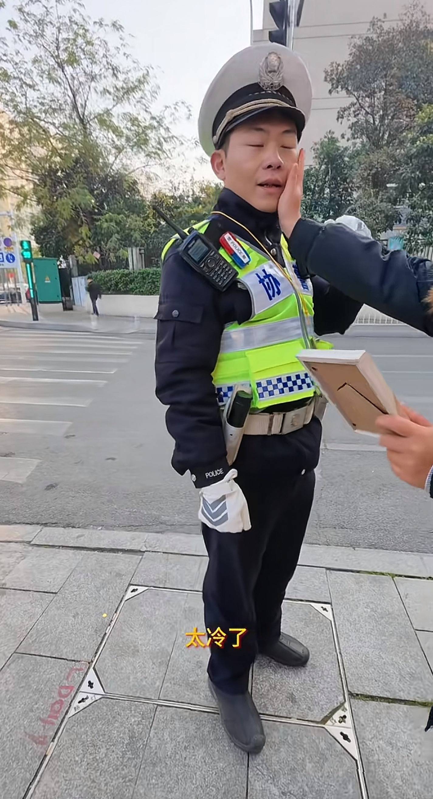 “原来你这么棒啊！”长沙协警执完勤被妻子宠溺“摸脸杀”<strong></p>
<p>BSV交易</strong>，摄影师拍下幸福一刻