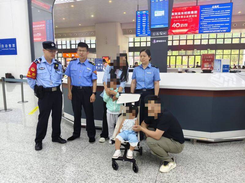 父母睡过头5岁哥哥带2岁妹妹独自下高铁<strong></p>
<p>π</strong>，民警陪伴等待家长返回