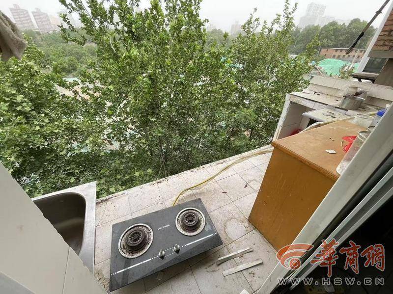 大风中西安一40年老楼两户阳台坠落<strong></p>
<p>eth</strong>，居民担心危房盼安全鉴定