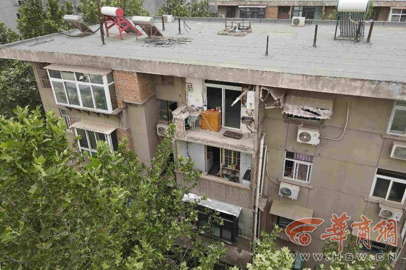 大风中西安一40年老楼两户阳台坠落<strong></p>
<p>eth</strong>，居民担心危房盼安全鉴定