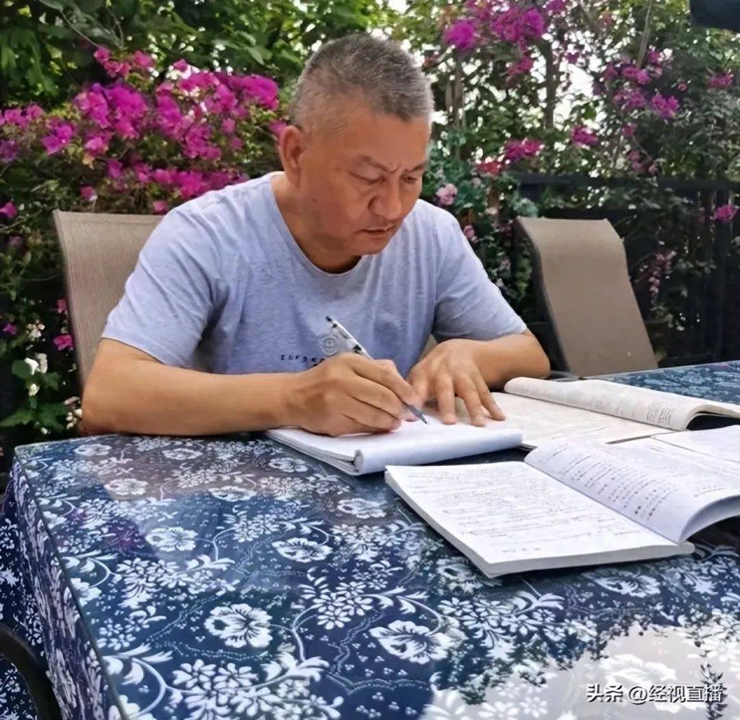 58岁梁实备战第29次高考<strong></p>
<p>莎士比亚</strong>，谈多次落榜：31岁已赚100万，也许用光前半生运气