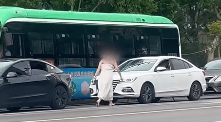 河南一女子路上持械打砸多辆车<strong></p>
<p>儿童用品</strong>，最新回应：已被警方控制