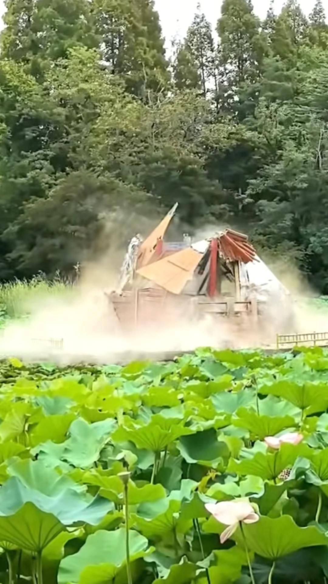 青岛中山公园一凉亭突然倒塌：一年前刚完成修缮<strong></p>
<p>比特币交易网站</strong>，园方称无伤亡原因待查