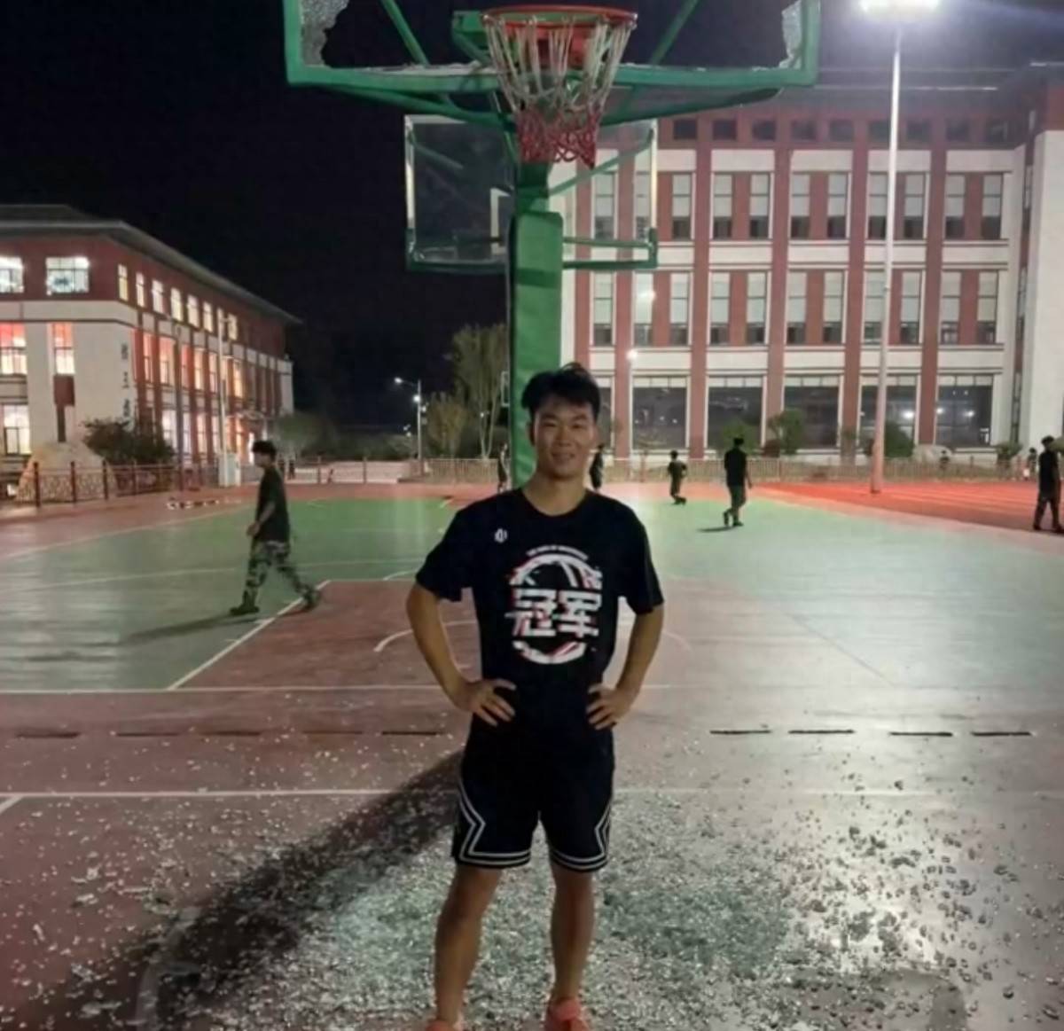 郑州178厘米大学生扣碎篮板<strong></p>
<p>比特币行情走势图最新</strong>，校方：说明弹跳力好！学校出资购买新篮板，已安装好