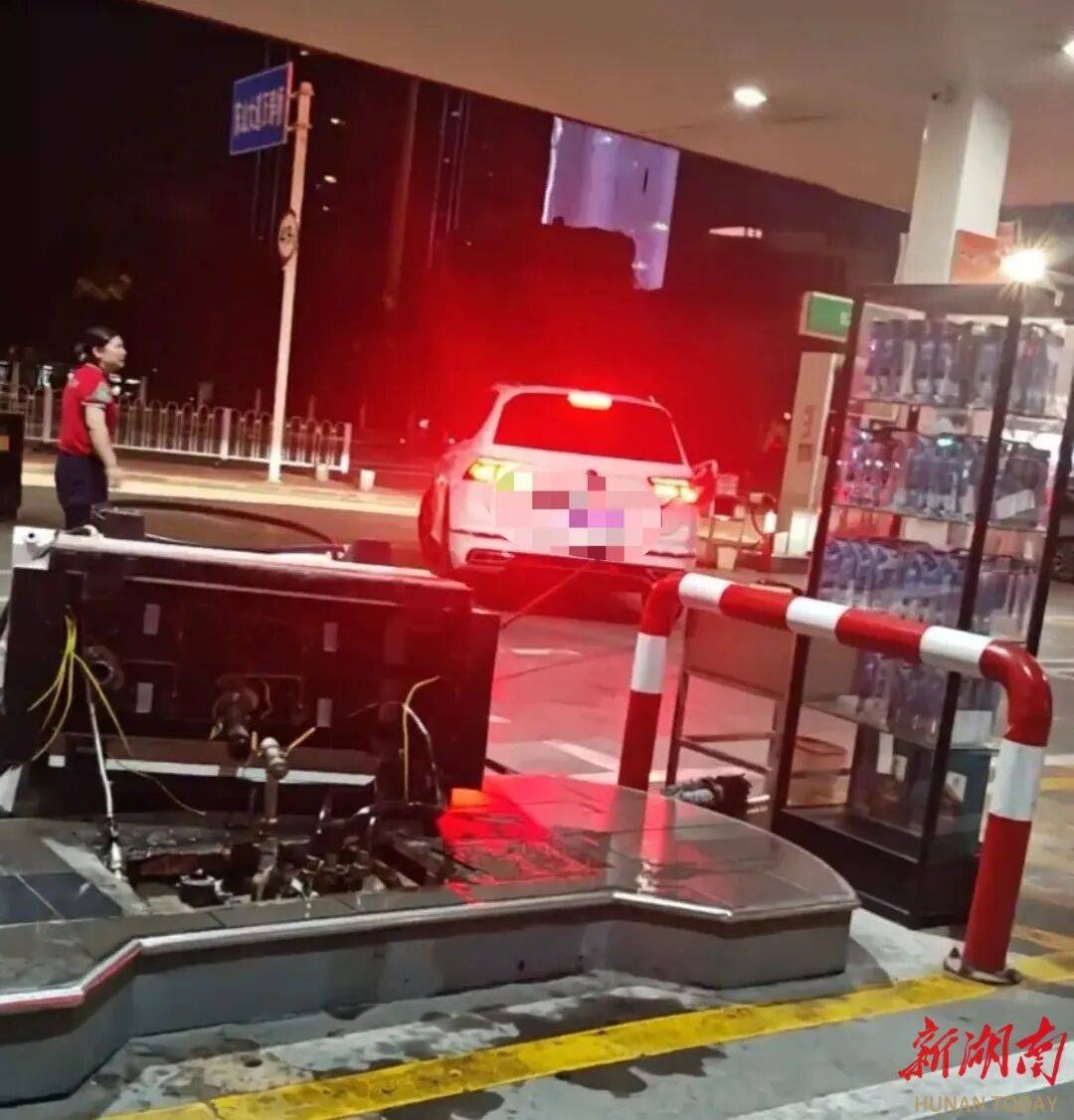 湖北一车主加完油忘拔加油枪开车就走<strong></p>
<p>一个比特币多少人民币</strong>，直接拽倒加油机，工作人员：幸好加油机的切断阀自动紧急关闭