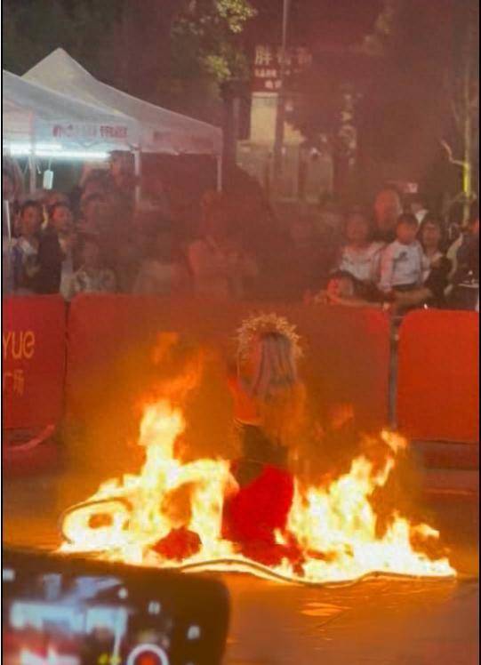 云南昆明商场表演“火裙舞”<strong></p>
<p>比特币今日最新价</strong>，一名女演员裙子引燃被烧伤