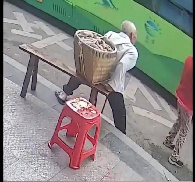 重庆一背篓老人等公交被拒载<strong></p>
<p>比特币新闻网</strong>，交通运输局：涉事司机已被开除