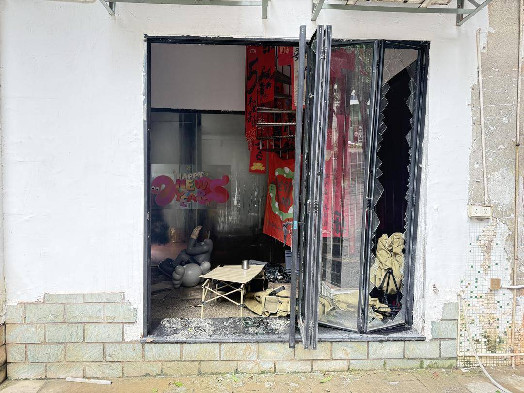 台风天珠海一司机驾越野车造浪冲破多家店玻璃<strong></p>
<p>比特币网络拥堵</strong>，警方：行拘10日！