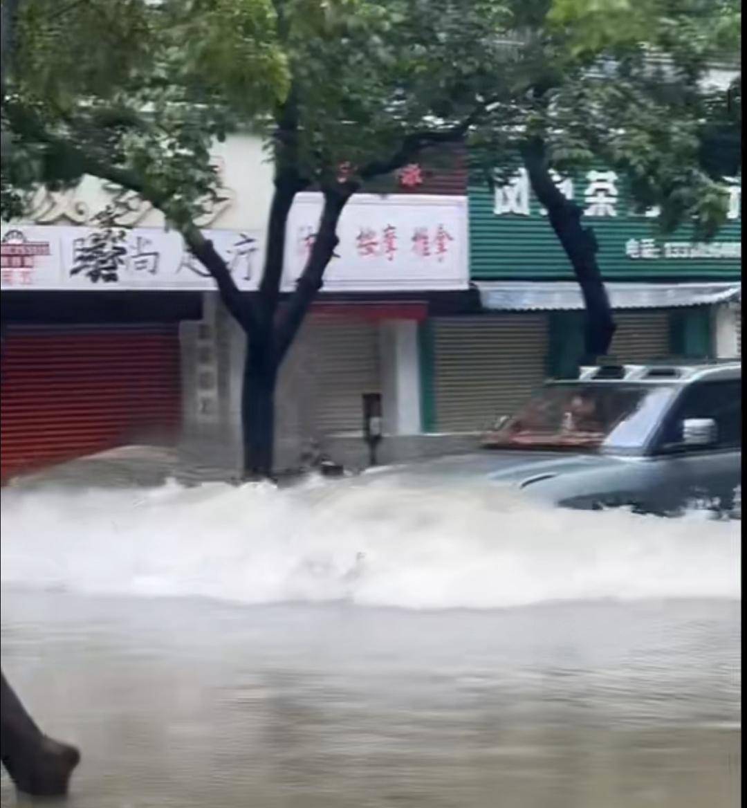 台风天珠海一司机驾越野车造浪冲破多家店玻璃<strong></p>
<p>比特币网络拥堵</strong>，警方：行拘10日！