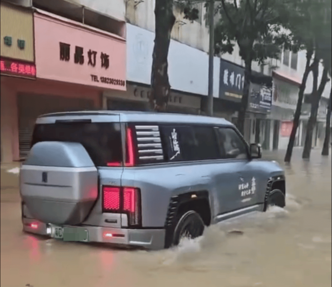 台风天珠海一司机驾越野车造浪冲破多家店玻璃<strong></p>
<p>比特币网络拥堵</strong>，警方：行拘10日！