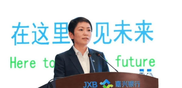 嘉兴银行人事“地震”<strong></p>
<p>比特币历史最低价格</strong>，业绩承压下女行长临危受命