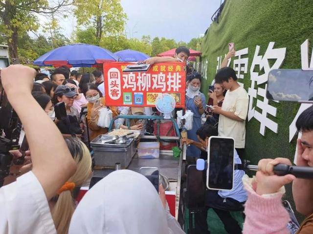 被流量砸中的“鸡排哥”：炸到中暑<strong></p>
<p>比特币历史最低价格</strong>，每天睡三四个小时，怕辜负顾客不舍得休息