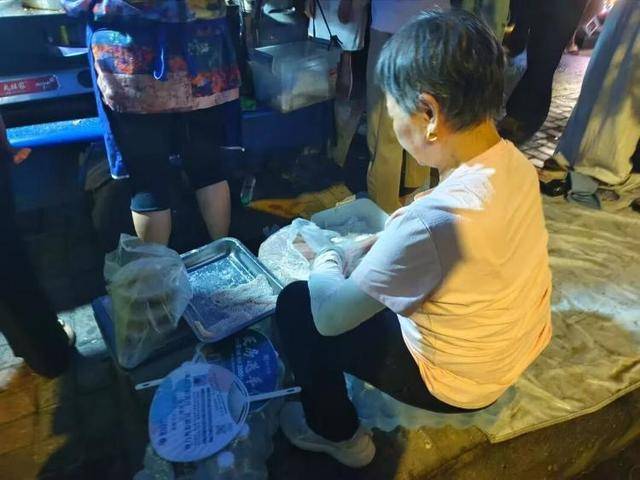 被流量砸中的“鸡排哥”：炸到中暑<strong></p>
<p>比特币历史最低价格</strong>，每天睡三四个小时，怕辜负顾客不舍得休息