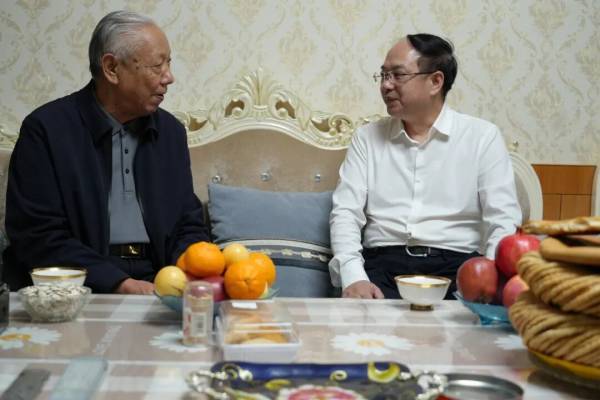 重庆市潼南区委书记文天平调任吐鲁番<strong></p>
<p>比特币历史最低价格</strong>，多人跨省联动调整