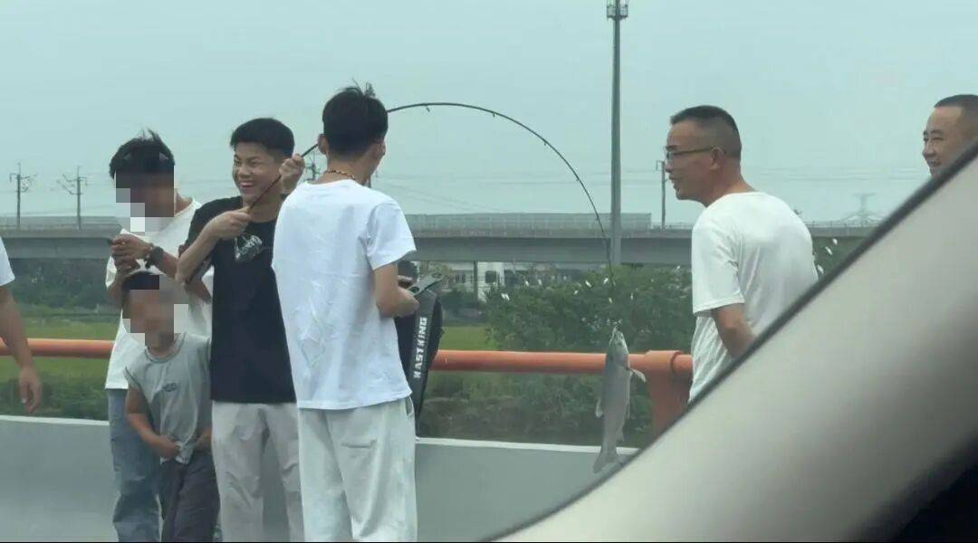 男子高速遇堵车下车钓鱼<strong></p>
<p>比特币换算器</strong>，首竿即中！开怀大笑：“鱼送路人了”