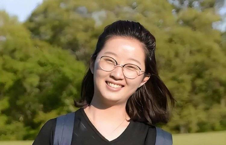章莹颖男友国庆探望章父并协助直播<strong></p>
<p>比特币换算器</strong>，网友劝其早点结婚，本人回应