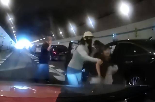 10岁男孩隧道内跪地拦车：哭得撕心裂肺<strong></p>
<p>比特币最高价格是多少</strong>，求人救他妈妈