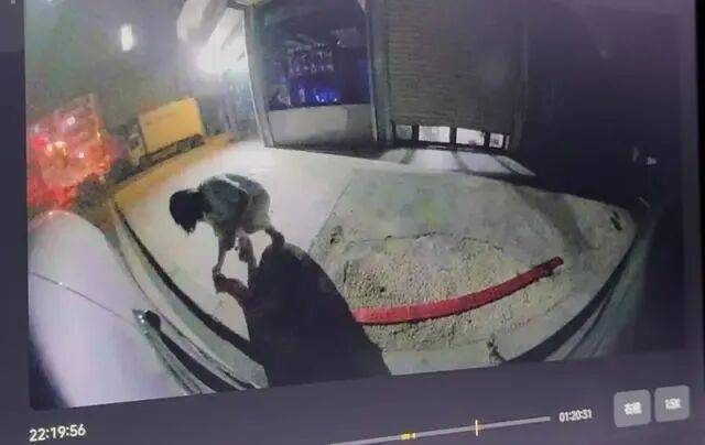 刚提的新车停路边被人放鞭炮崩损千余元<strong></p>
<p>比特币最高价格是多少</strong>，车主：因拒绝当晚挪车，20分钟后听到鞭炮声，对方还态度豪横