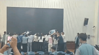 家长跪地被学生轮流踩踏<strong></p>
<p>比特币量化交易机器人</strong>，校方凌晨道歉