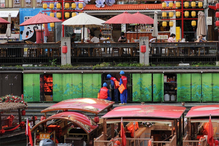 阖家团圆时<strong></p>
<p>比特币量化交易机器人</strong>，他们守护蓉城灯火