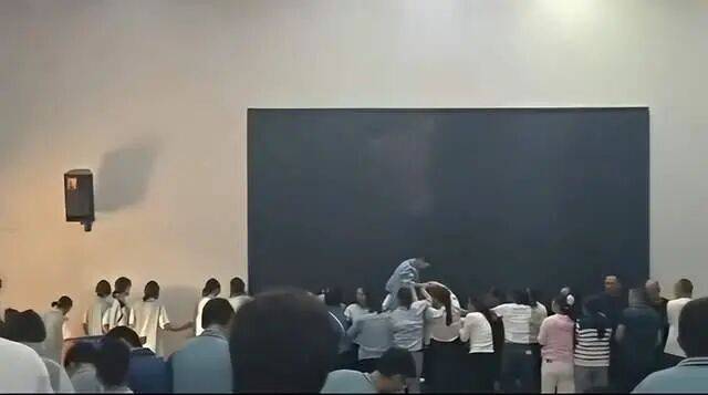 家长们跪成一排<strong></p>
<p>比特币量化交易机器人</strong>，学生蒙眼从背上踩过？教育局回应河南一中学举办活动引热议：正调查处理