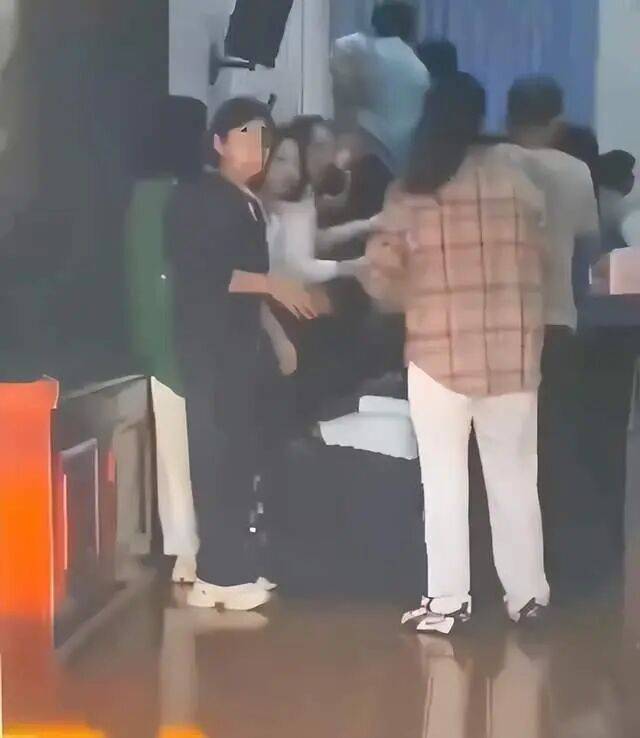 家长们跪成一排<strong></p>
<p>比特币量化交易机器人</strong>，学生蒙眼从背上踩过？教育局回应河南一中学举办活动引热议：正调查处理