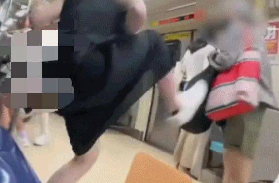 73岁老太地铁逼年轻人让座<strong></p>
<p>比特币量化交易机器人</strong>，被一脚踹飞！次日在超市闹事被捕，一查竟是通缉犯！