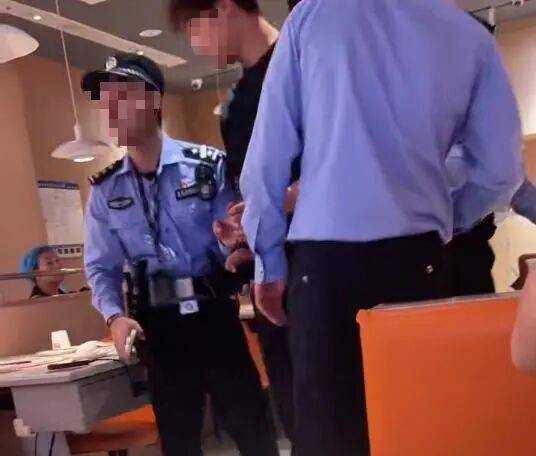 小伙和女友餐厅吃饭<strong></p>
<p>比特币最新行情资讯</strong>，被民警赶来戴铐带走；警方回应：其女友与一离家女孩“撞脸”，错抓已道歉