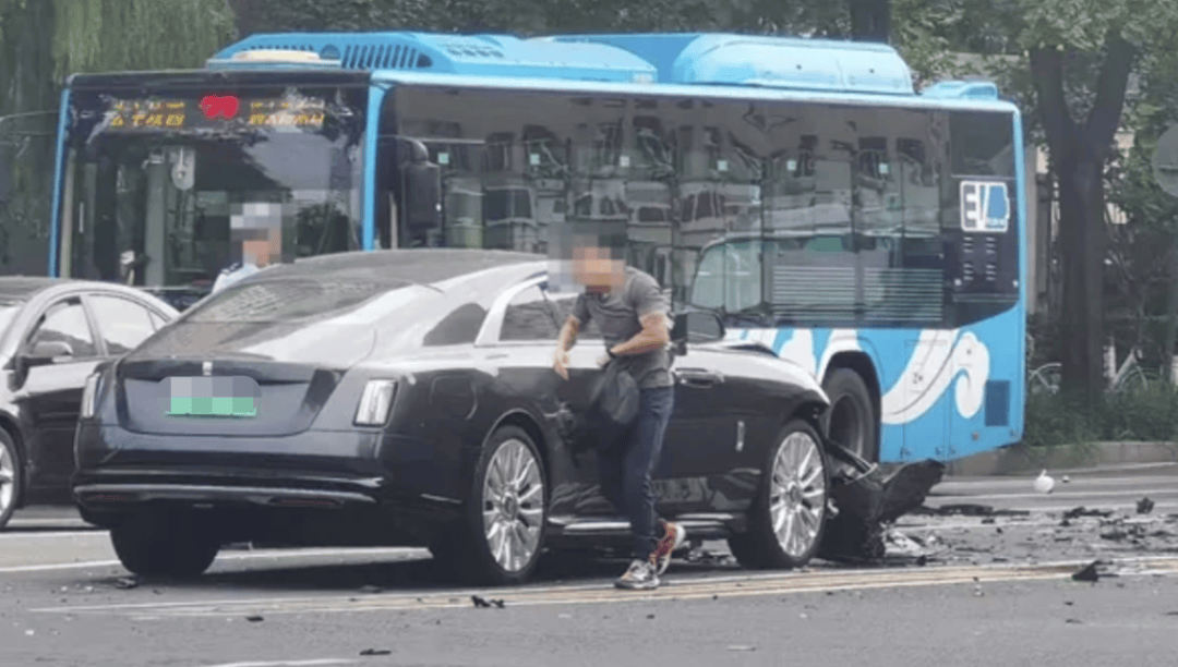 “劳斯莱斯逆行车祸”事件白车家属发声：“丈夫多处骨折！往后日子不知道怎么过”<strong></p>
<p>比特币最新行情资讯</strong>，陈震深夜再道歉，并回应“我方律师会全力配合”