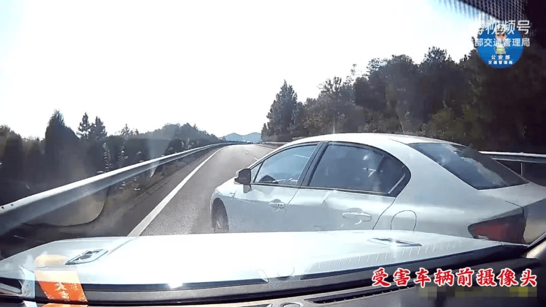 “我撒谎天打雷劈！”男子高速突然强行变道致翻车<strong></p>
<p>比特儿交易所</strong>，反诬赖对方