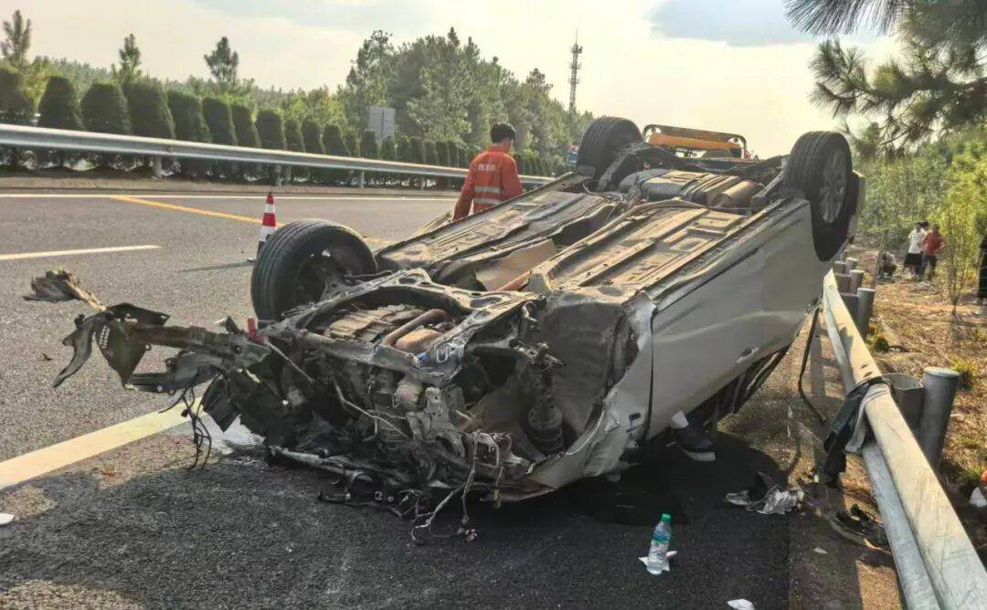 “我撒谎天打雷劈！”男子高速突然强行变道致翻车<strong></p>
<p>比特儿交易所</strong>，反诬赖对方