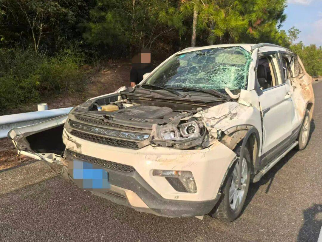 “我撒谎天打雷劈！”男子高速突然强行变道致翻车<strong></p>
<p>比特儿交易所</strong>，反诬赖对方