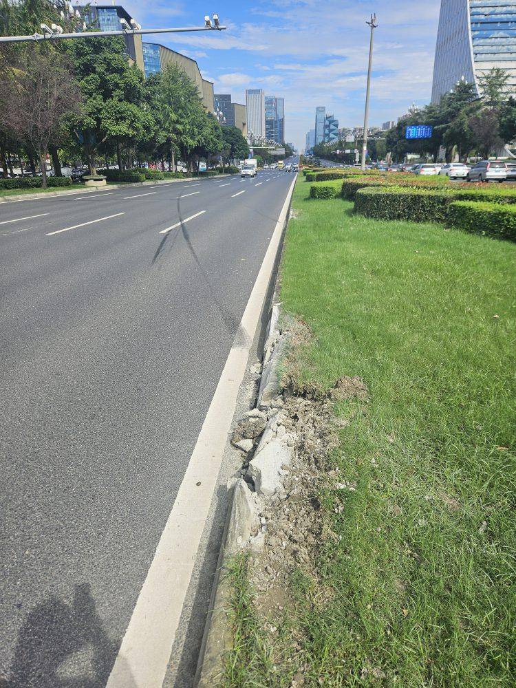 成都发生一起严重交通事故<strong></p>
<p>比特币儿</strong>，上游新闻实地探访：燃烧留下的印记仍在