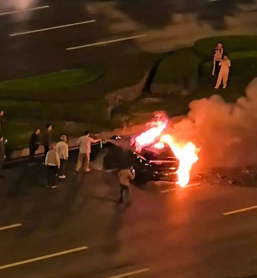 一辆SU7碰撞后爆燃<strong></p>
<p>比特币儿</strong>，多人救援未果！小米股价重挫近8%！