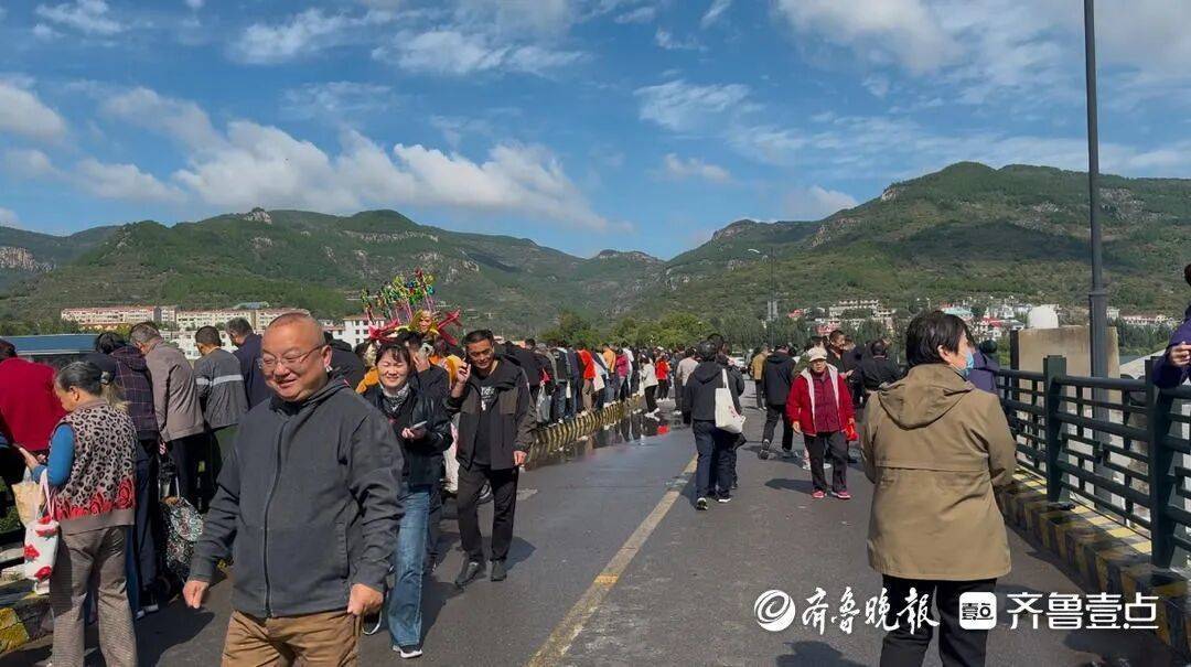 “鱼多得数不过来<strong></p>
<p>比特儿下载</strong>，一网子下去能捞好几条”济南锦绣川水库开闸放水，大量鲢鱼被冲出，工作人员：禁止捕捞！