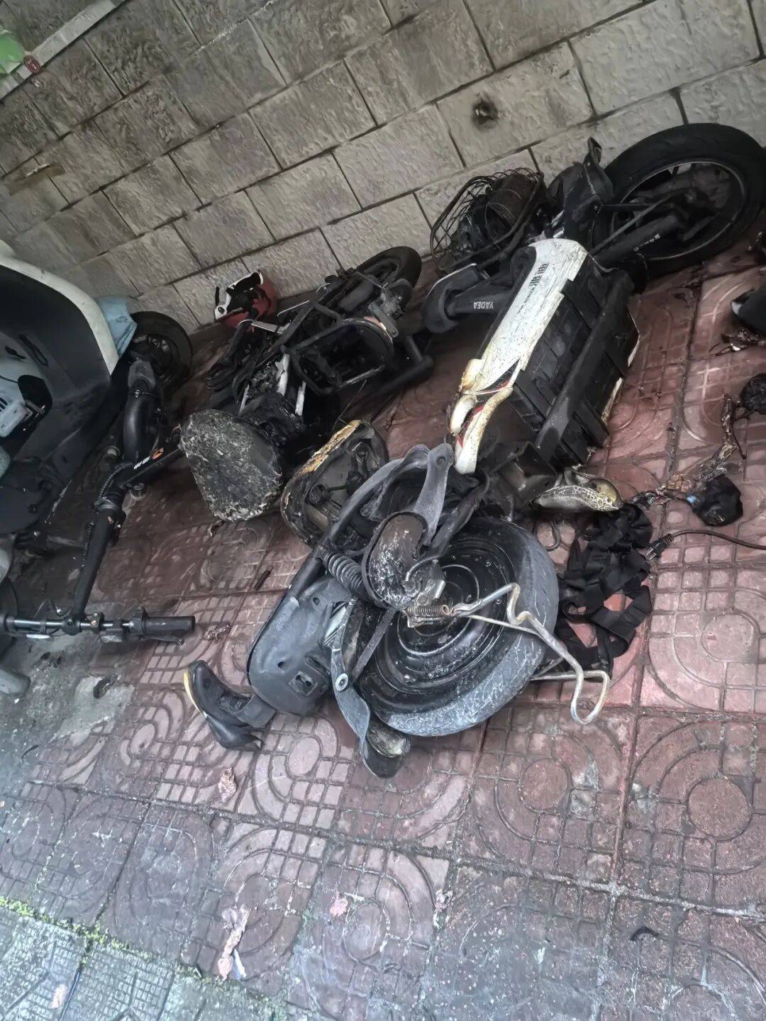 深圳一小区电动车管理引担忧<strong></p>
<p>比特儿下载</strong>，部门责令整改后，记者实探