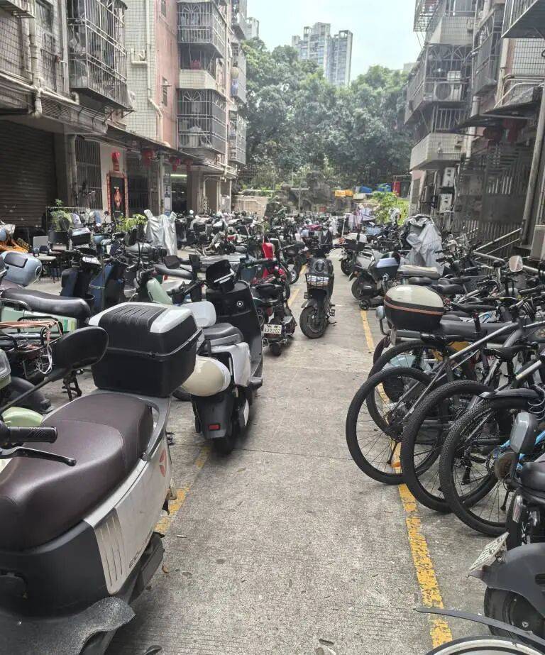 深圳一小区电动车管理引担忧<strong></p>
<p>比特儿下载</strong>，部门责令整改后，记者实探