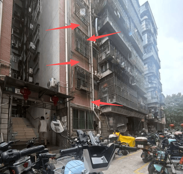 深圳一小区电动车管理引担忧<strong></p>
<p>比特儿下载</strong>，部门责令整改后，记者实探