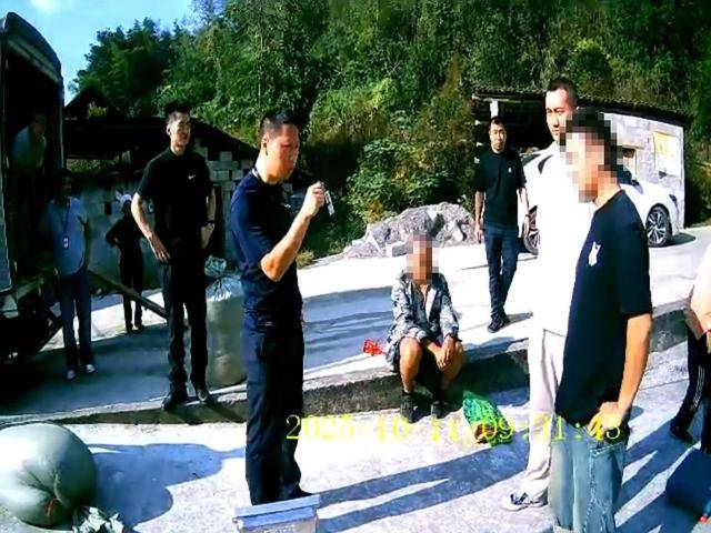 100斤玉米上秤秒变60斤？贵州一村民遭“鬼秤”骗粮！民警出手<strong></p>
<p>比特儿海外</strong>，5人被拘