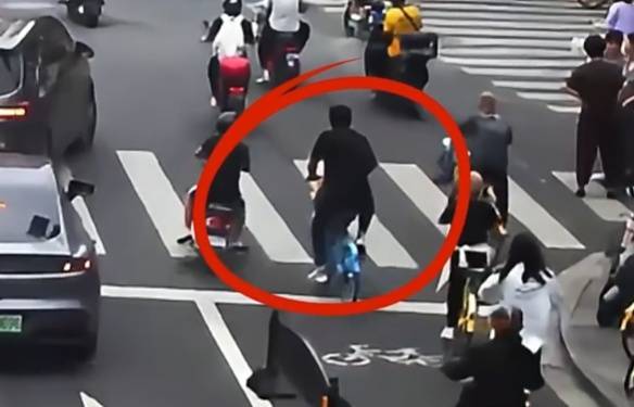 看着都疼<strong></p>
<p>比特儿海外</strong>！上海街头一男子突然求助：10岁女儿被死死卡住！这个行为太危险→