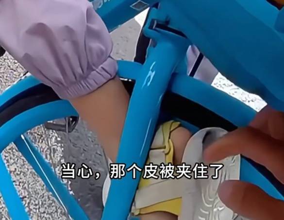 看着都疼<strong></p>
<p>比特儿海外</strong>！上海街头一男子突然求助：10岁女儿被死死卡住！这个行为太危险→