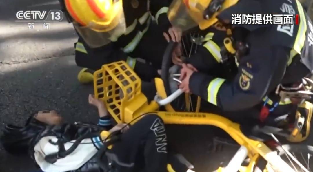 看着都疼<strong></p>
<p>比特儿海外</strong>！上海街头一男子突然求助：10岁女儿被死死卡住！这个行为太危险→