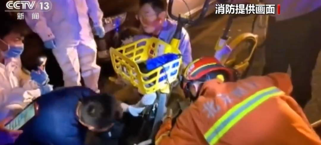 看着都疼<strong></p>
<p>比特儿海外</strong>！上海街头一男子突然求助：10岁女儿被死死卡住！这个行为太危险→