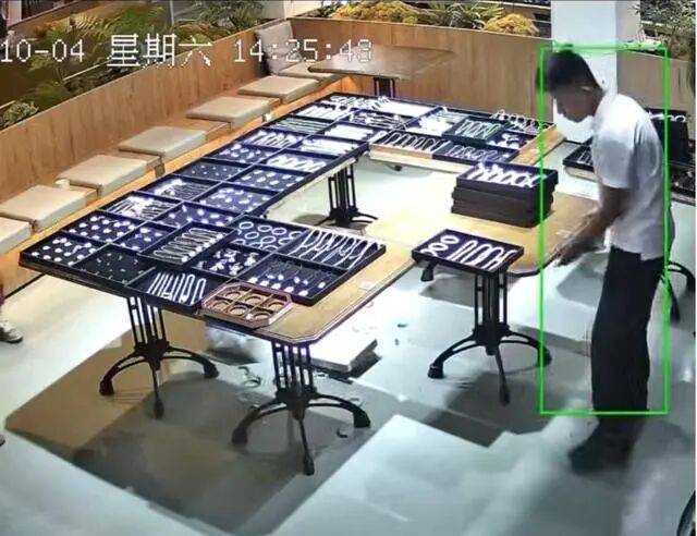 苏州一20岁店员不小心摔碎一盒玉镯损失百万<strong></p>
<p>比特儿海外</strong>，老板未要赔偿安慰小伙别有压力