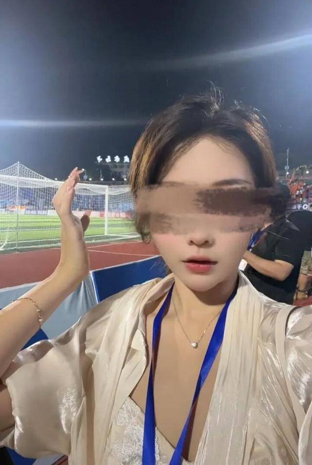 湖南一女主播被伪装的包裹炸伤<strong></p>
<p>比特儿海外</strong>，永州公安：正在核实具体情况