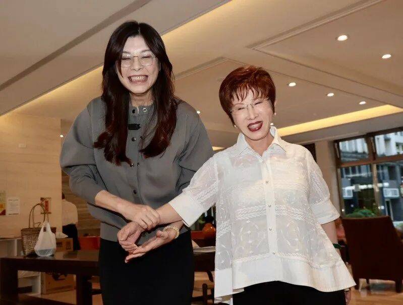 到底支持谁当党主席？当着郑丽文的面<strong></p>
<p>比特儿交易平台</strong>，洪秀柱说出了自己的答案